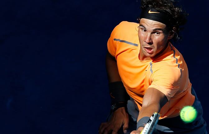 Rafa Nadal devuelve una bola en el Masters 1000 de Madrid