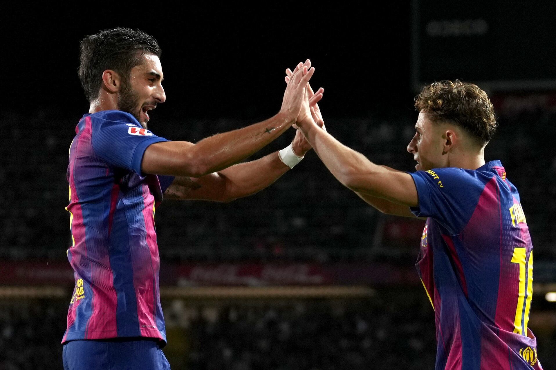 Ferran Torres y Fermín López celebran un gol con el FC Barcelona ante el Elche CF