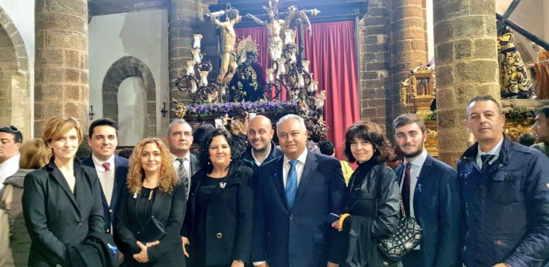 Visita de Cs Cádiz a la iglesia de Santa Cruz con el paso de El Perdón de fondo