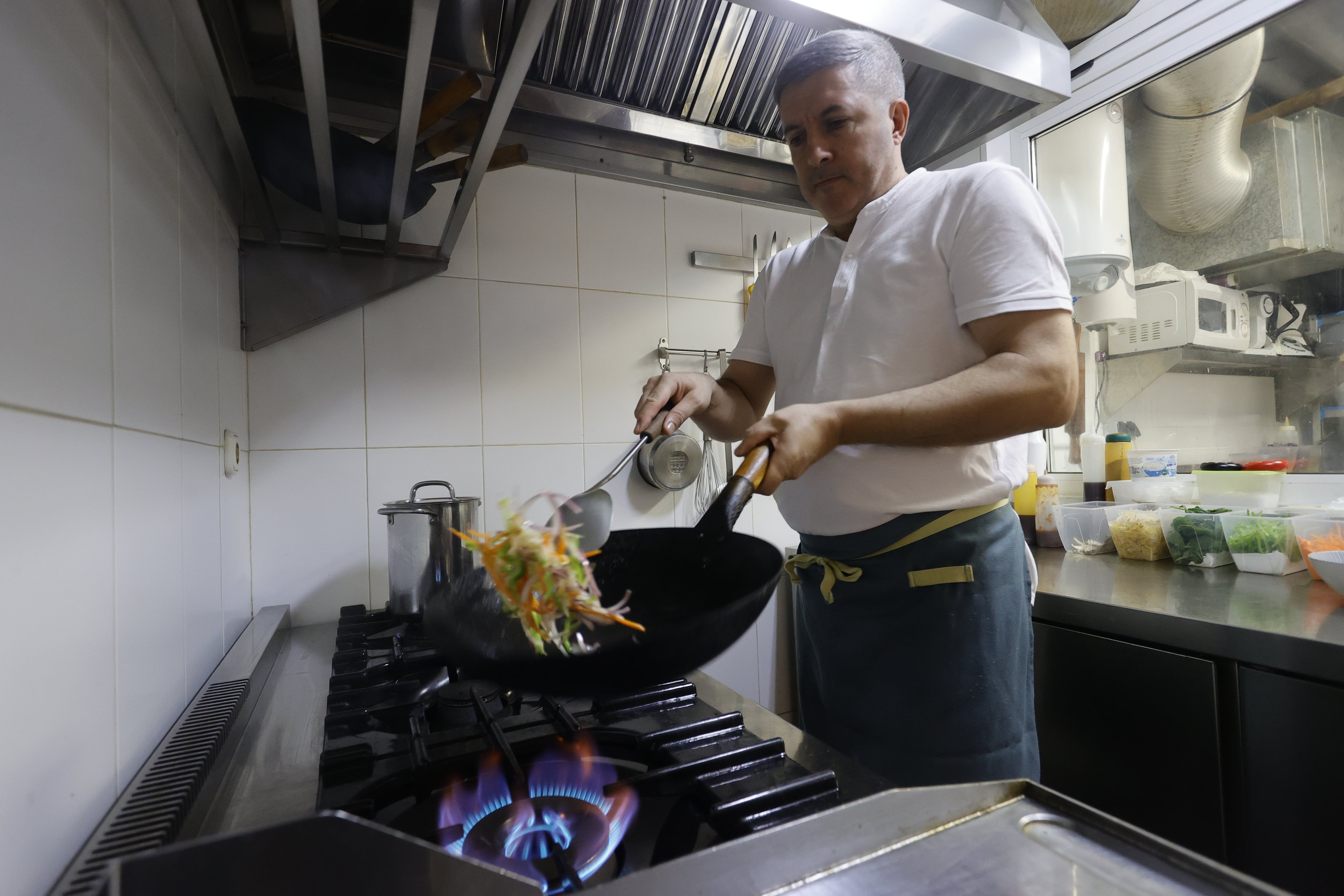 Sin necesidad de esperar por una estrella Michelin, la gastronomía de Ferrol se reivindica en uno de sus mejores momentos con la apertura de nuevos locales y la consolidación  de propuestas  por una cocina actual y que mezcla estilos e influencias internacionales; en la imagen, Pablo Freire, de Casa López. Foto: Kiko Delgado / EFE.