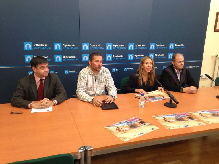 Enrique Hermoso (director del servicio de deportes de Diputación), Javier Palazuelos (organizador), Carmen Fernández (diputada) y Alfredo Olivares (teniente de alcalde de Becerril).