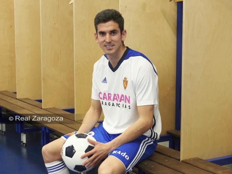 Alfaro posa con su nueva camiseta en el vestuario