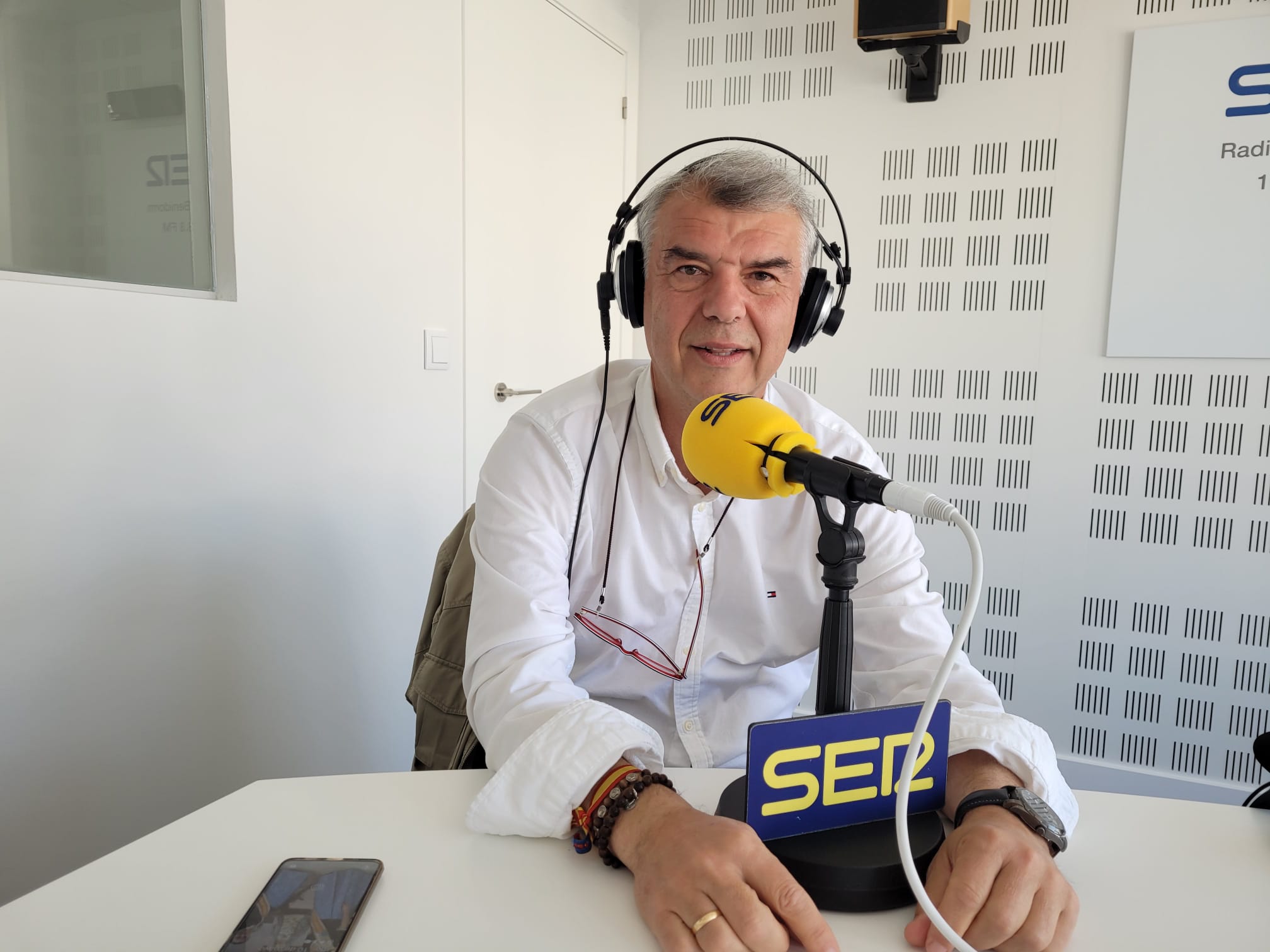 El concejal de Fiestas Jesús Carrobles en los estudios de Radio Benidorm