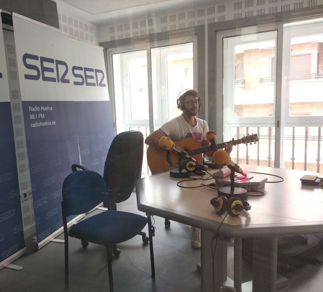 El cantante Josemi García en Radio Huelva. 