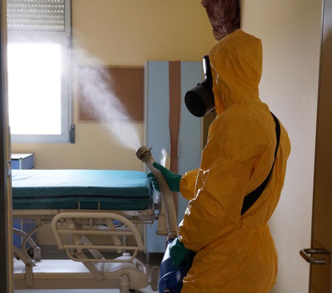Un militar de la UME desinfecta una habitación del hospital Virgen de las Nieves de Granada hasta ahora dedicada a atender pacientes con covid-19