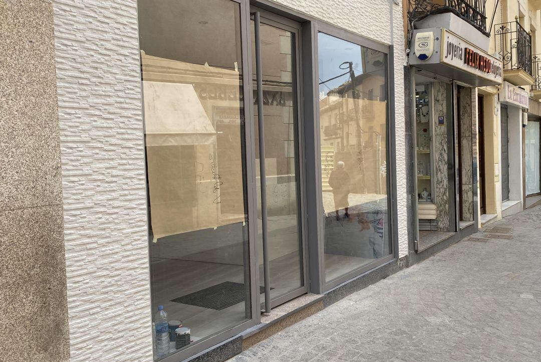 Los negocios que reabren buscan tener un futuro en las calles