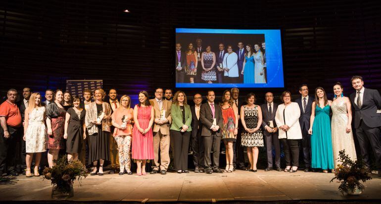 Foto de familia con los galardonados en los Premios Comunicación de la edición del año pasado, autoridades y personal de la Cadena SER en la provincia de Ciudad Real.
