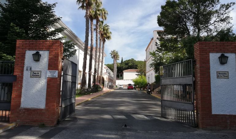 Puertas de acceso a la Residencia de Ancianos de las Hermanitas de los Pobres en Avenida Poeta Rilke. 