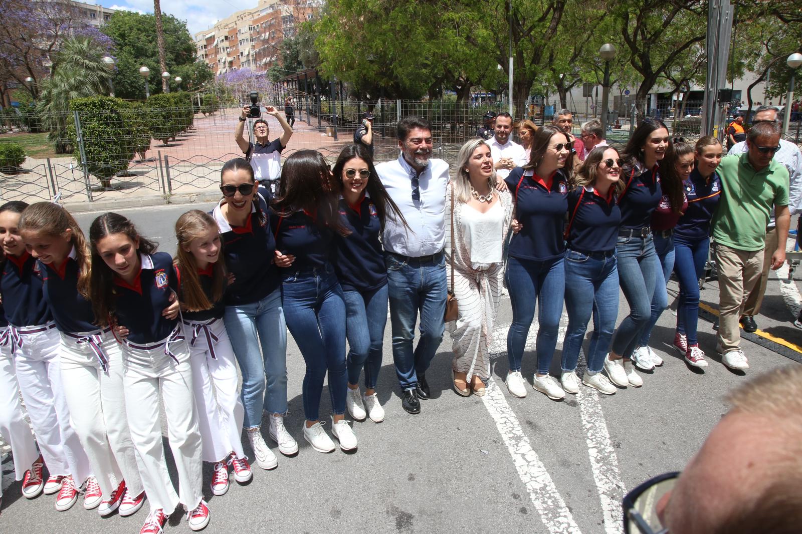 Foto de familia tras el lanzamiento de la mascletà desde la Plaza América de Alicante