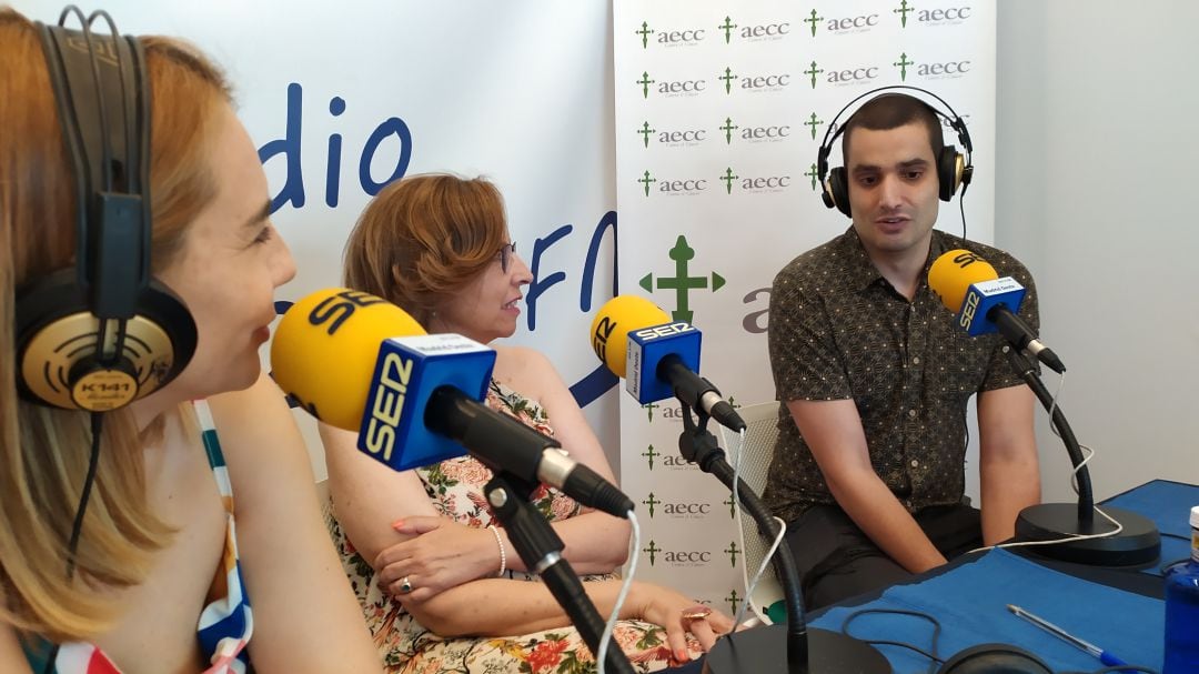 Ana Iriarte con la doctora Elena Segura y Adrián Rivera quién ha superado un cáncer