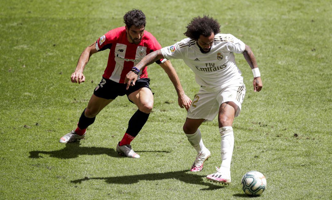 Raúl García y Marcelo, en el último partido entre el Athletic y el Real Madrid.