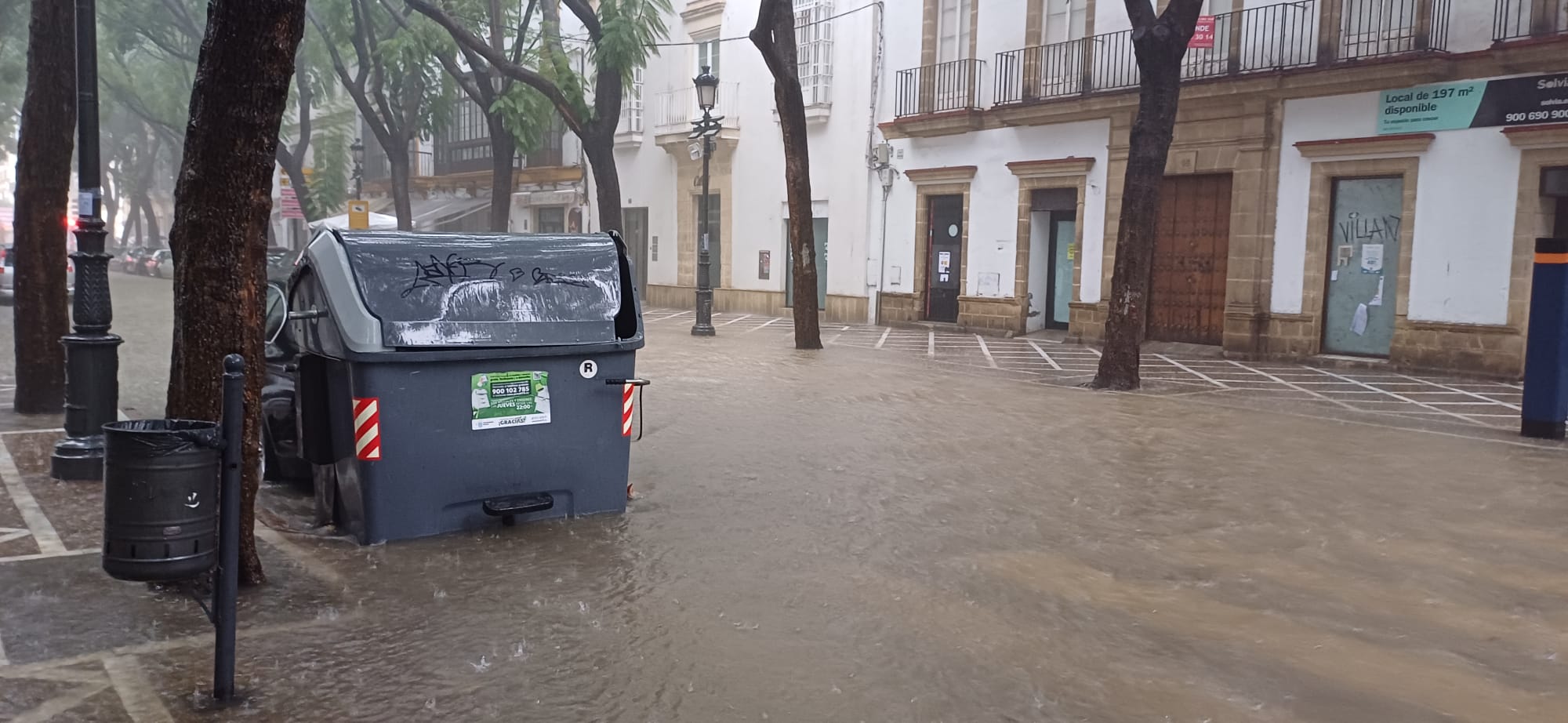 Una tromba de agua inunda varias calles de Jerez, que está en "aviso rojo" por las lluvias intensas 