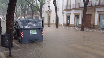 Una tromba de agua inunda varias calles de Jerez, que está en "aviso rojo" por las lluvias intensas