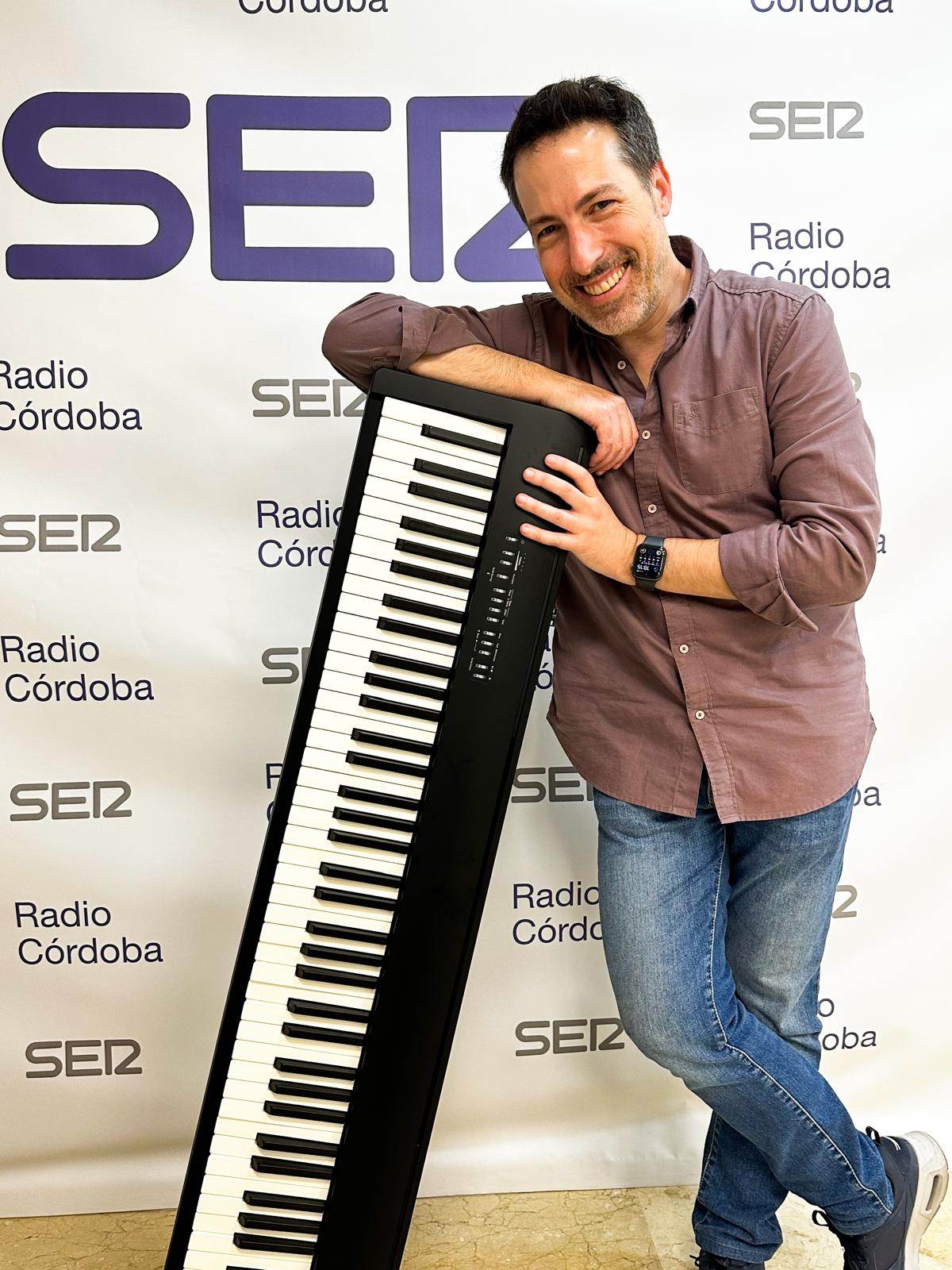 Alberto de Paz en los estudios de Radio Córdoba Cadena SER