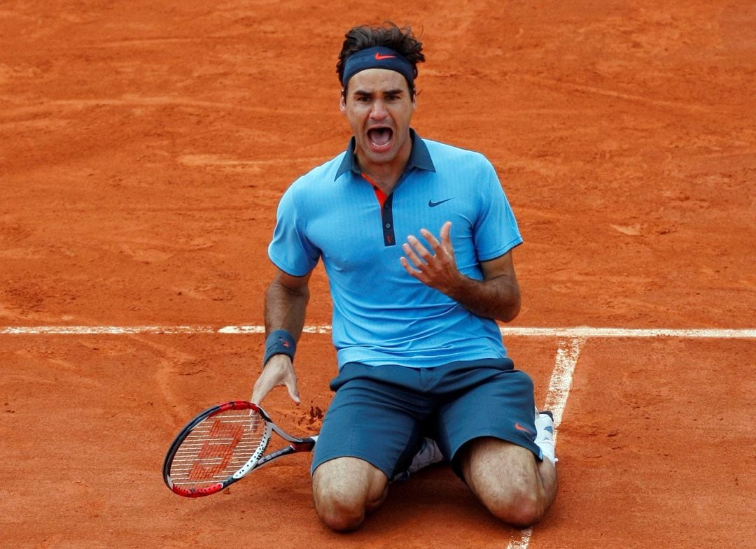 El tenista suizo Roger Federer en la pista de Roland Garros