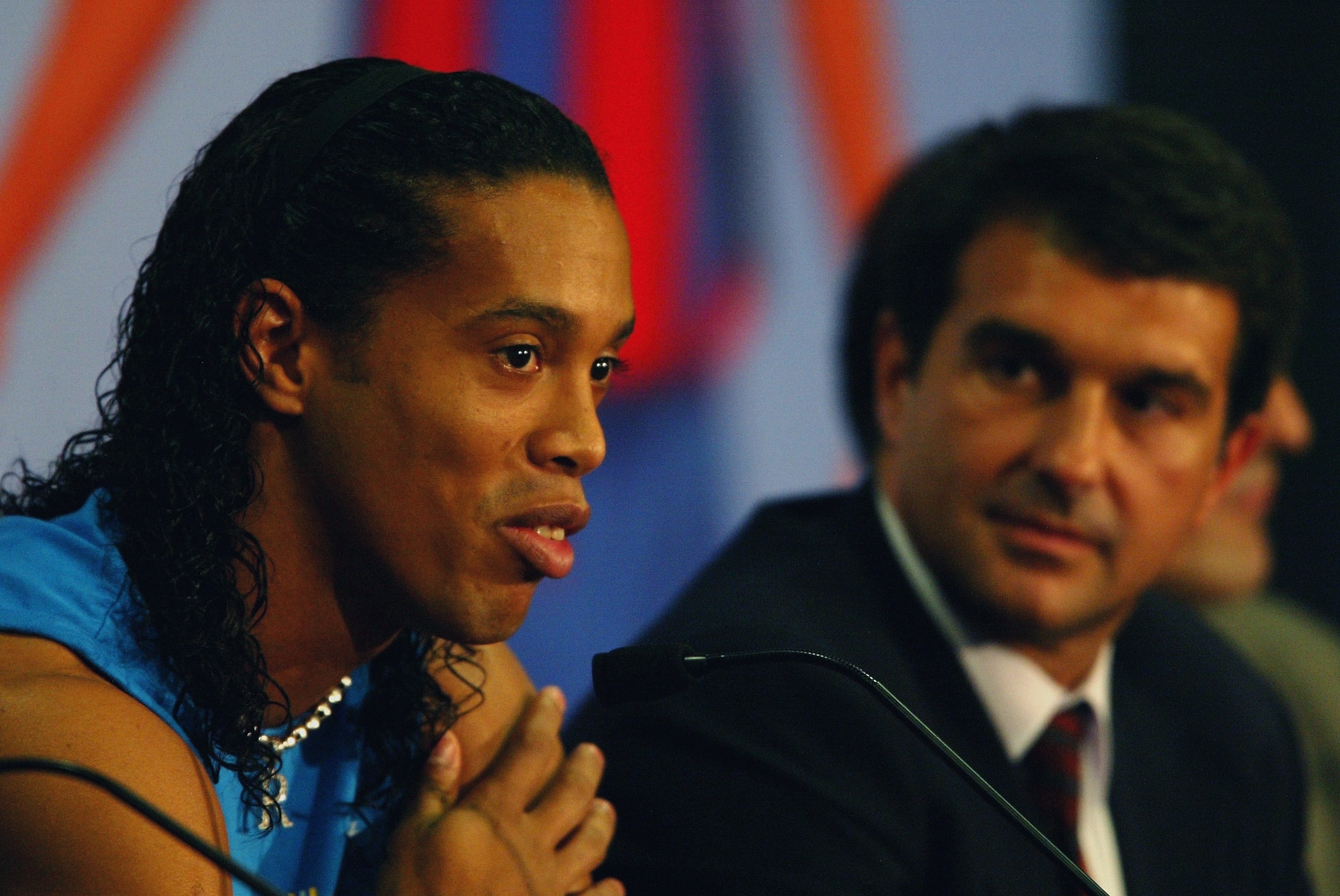 Ronaldinho en su presentación con el FC Barcelona, junto con Joan Laporta, en 2003