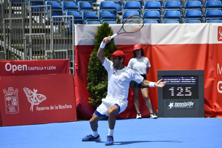 Adrián Menéndez, semifinalista del Open de Castilla y León de tenis