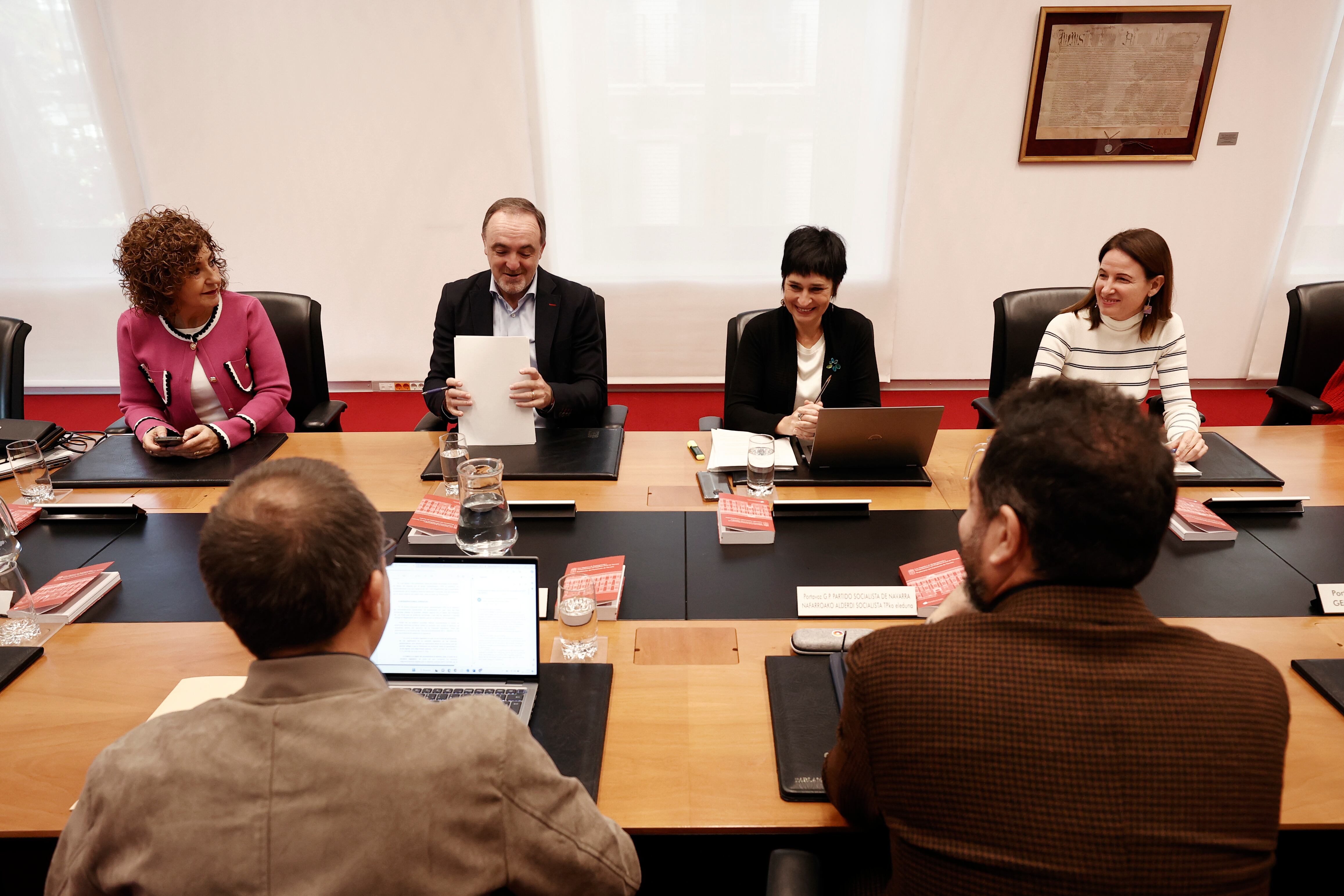 Los parlamentarios de UPN, Javier Esparza (2i), Yolanda Ibañez (i), de EH Bildu Laura Aznal (2d) y del PP Irene Royo (d), junto al parlamentario del PSN Ramón Alzorriz (d), durante la reunión de la Mesa y Junta de Portavoces que se ha celebrado este lunes en el Parlamento de Navarra, en Pamplona