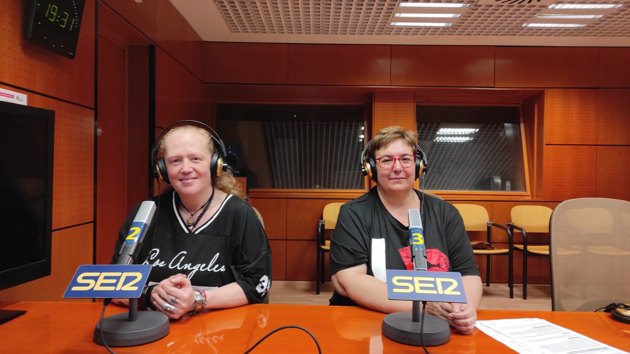 Natalia Morlas y Teresa Ballester, de la Asociación Somos Más de mujeres supervivientes de la violencia machista, en los estudios de Radio Zaragoza