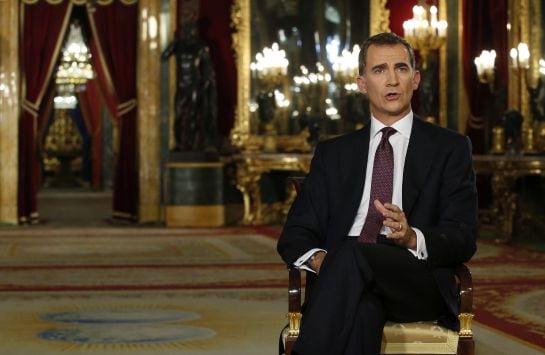 *EMBARGADA HASTA LAS 21:15 HORA ESPAÑOLA (20:15 GMT)* GRA070. MADRID, 24/12/2015.- El rey Felipe VI se dirige a los españoles en su segundo mensaje de Navidad, en el que expresa a todos los ciudadanos sus convicciones, deseos y compromisos para el nuevo año. Este año el monarca ha grabado su discurso en el salón del Trono del Palacio Real, en Madrid. EFE/Angel Díaz ***POOL***