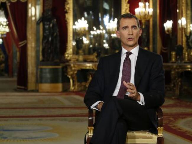 *EMBARGADA HASTA LAS 21:15 HORA ESPAÑOLA (20:15 GMT)* GRA070. MADRID, 24/12/2015.- El rey Felipe VI se dirige a los españoles en su segundo mensaje de Navidad, en el que expresa a todos los ciudadanos sus convicciones, deseos y compromisos para el nuevo año. Este año el monarca ha grabado su discurso en el salón del Trono del Palacio Real, en Madrid. EFE/Angel Díaz ***POOL***