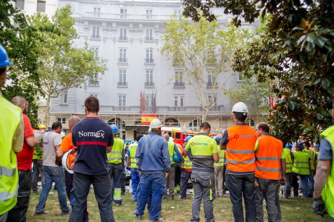 Trabajadores frente al derrumbe de un andamio en Madrid que causó una de las primeras muertes por accidentes laborales de 2022