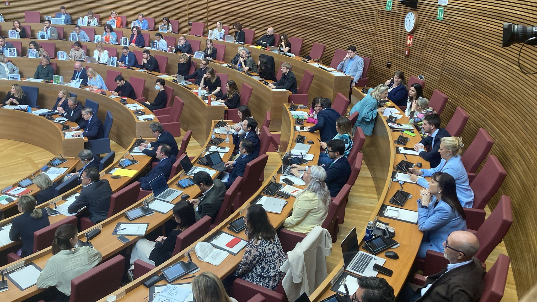 Diputados de Compromís de luto en les Corts en protesta por la ley de la Concordia