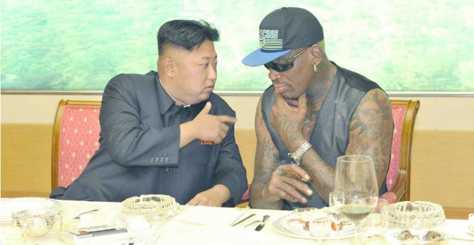 El líder norcoreano, Kim Jong-un durante su reunión con la ex estrella de la NBA Dennis Rodman