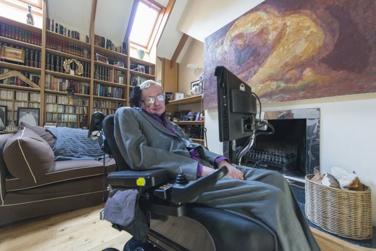 Stephen Hawking en la biblioteca de su casa