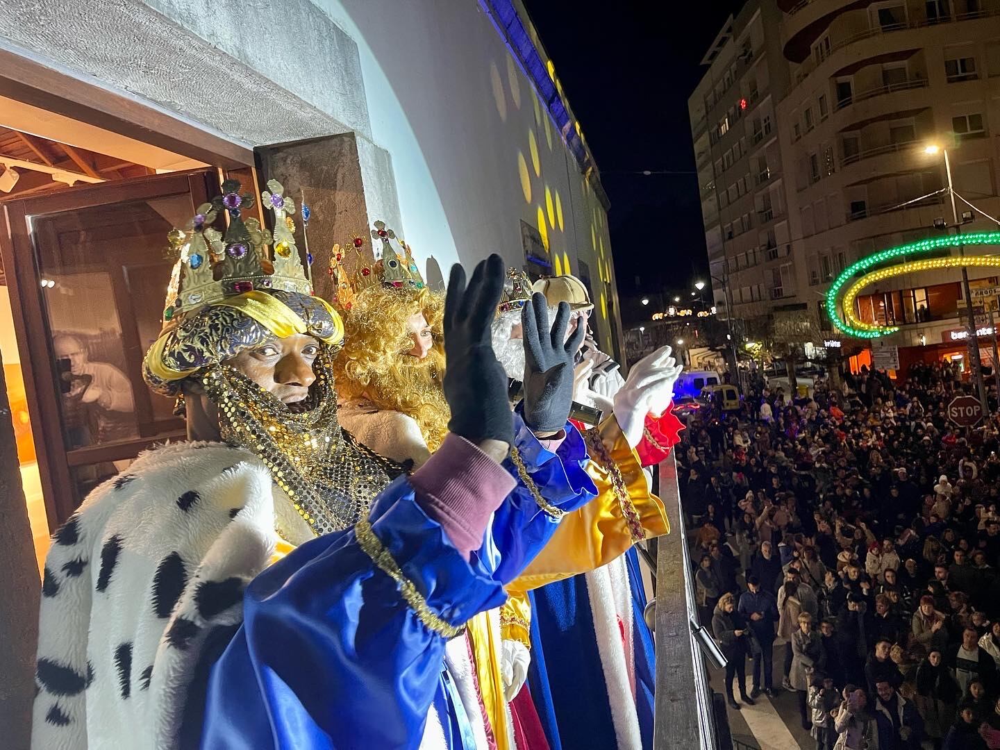 SSMM los Reyes Magos saludan en Laredo