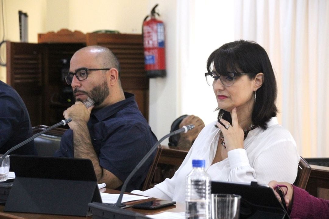 Leandro Delgado y Leticia Padilla, concejales de Lanzarote en Pie- Sí Podemos en un Pleno en Arrecife.