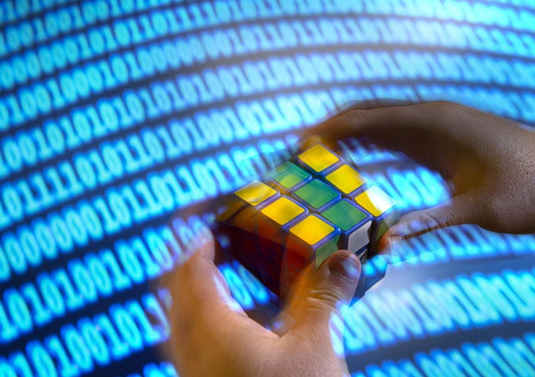 Las personas más rápidas necesitan aproximadamente 50 movimientos para resolver un Cubo de Rubik