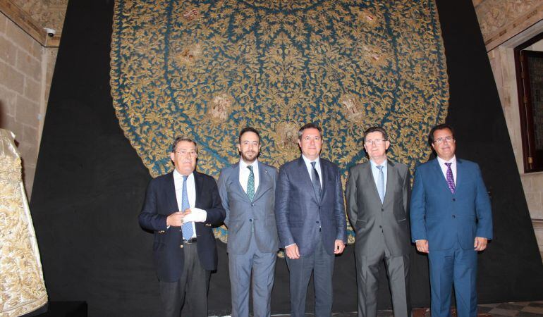De izquierda a derecha, ante el manto de la Virgen de la Merced, el presidente del Consejo de Cofradías, Joaquín Sainz de la Maza; el comisario de la exposición, Manuel Álvarez; el alcalde de Sevilla, Juan Espadas; el hermano mayor de Pasión, José Luis Ca