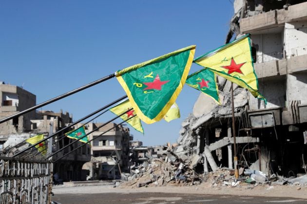 Banderas de las Fuerzas de Siria Democrática en la rotonda de Naim.