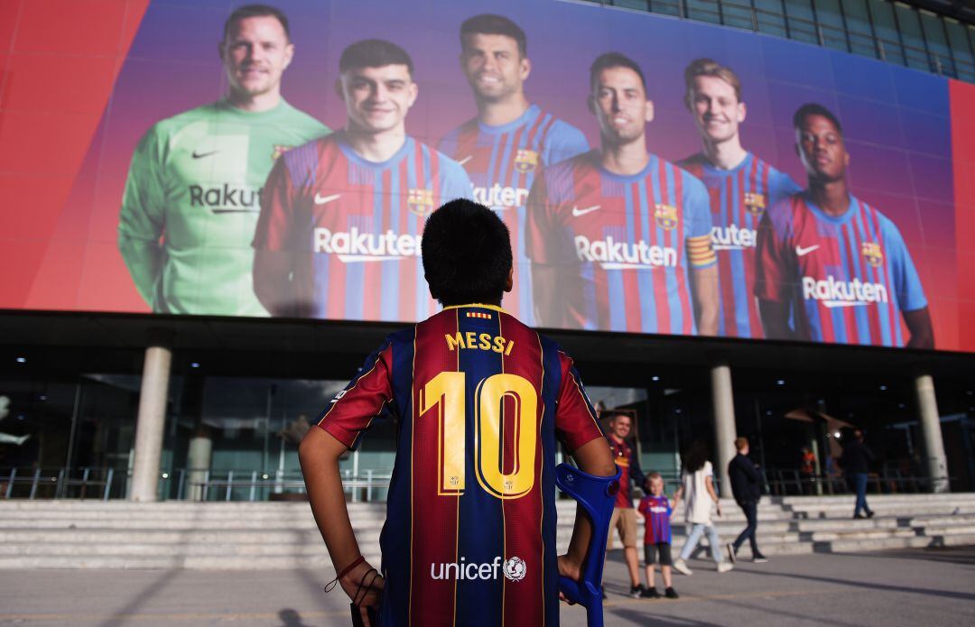 Un niño con la camiseta de Leo Messi.