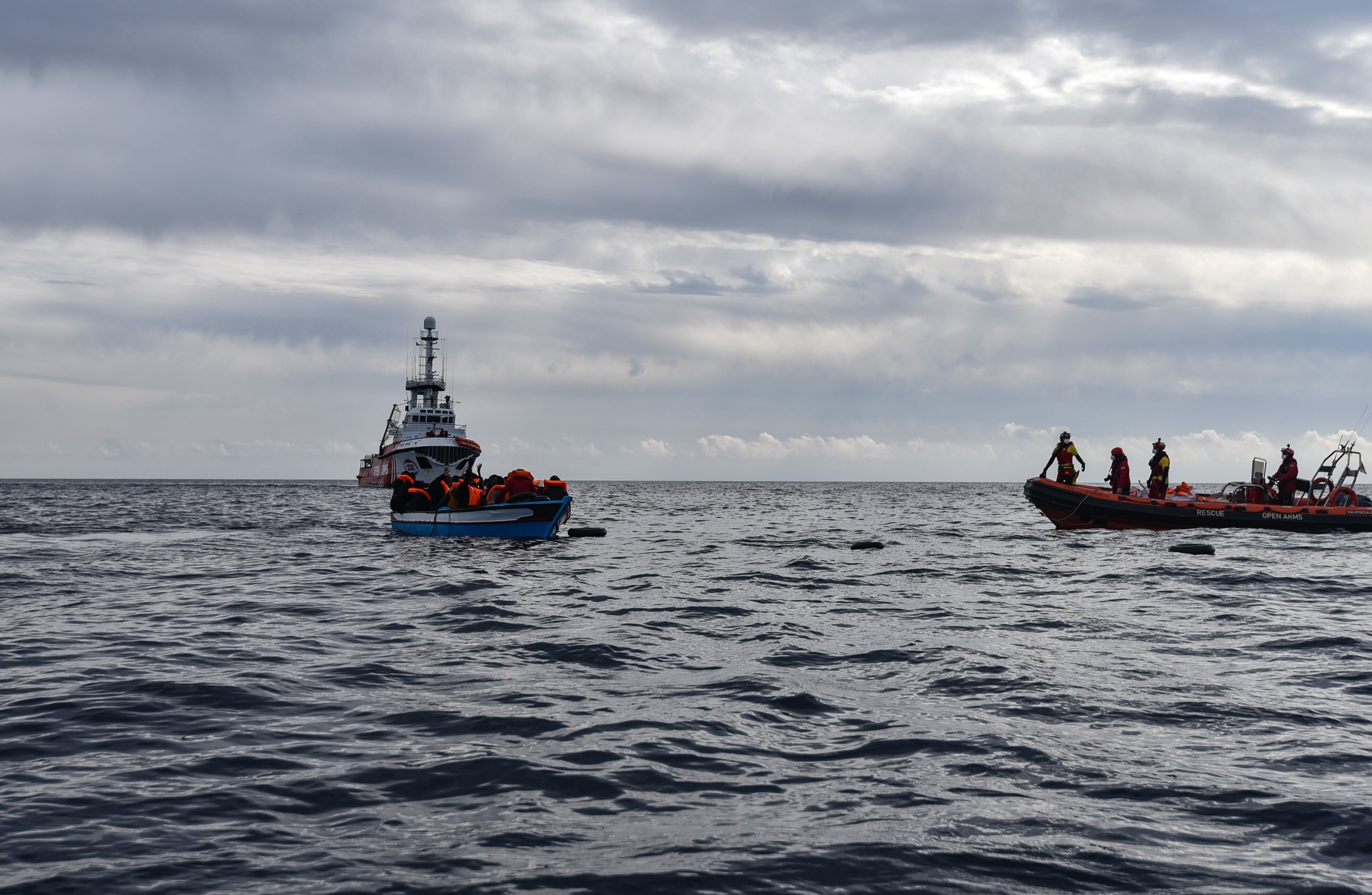 Foto de archivo del &#039;Open Arms&#039; rescatando a migrantes en el Mediterráneo. (Foto de Antonio Sempere/Europa Press via Getty Images)