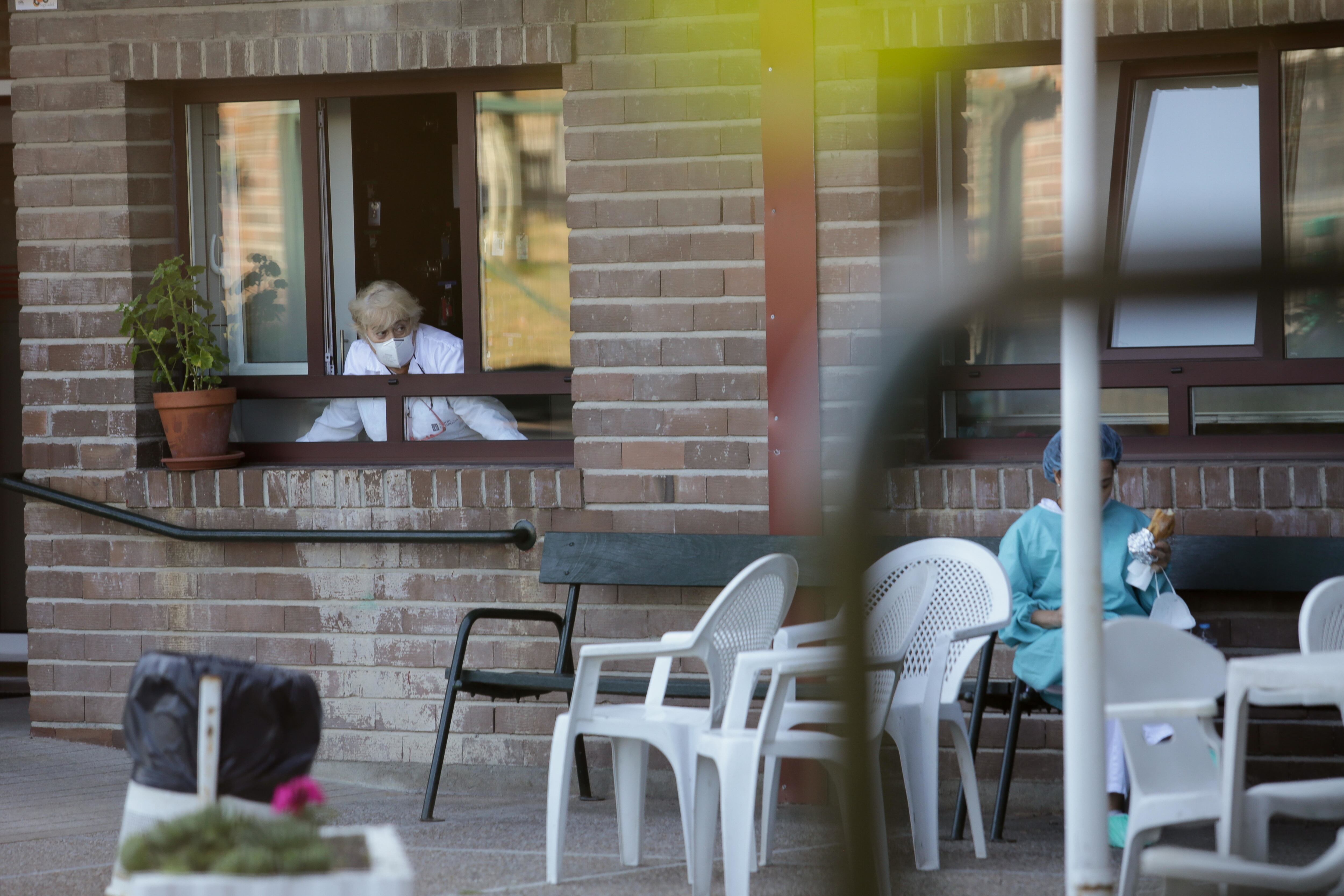 Dos trabajadores de una residencia de ancianos