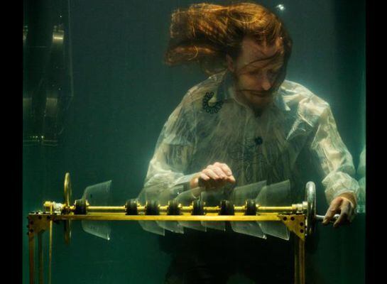 Músico de &#039;AquaSonic&#039; con uno de los intrumentos acondicionados para sonar bajo el agua