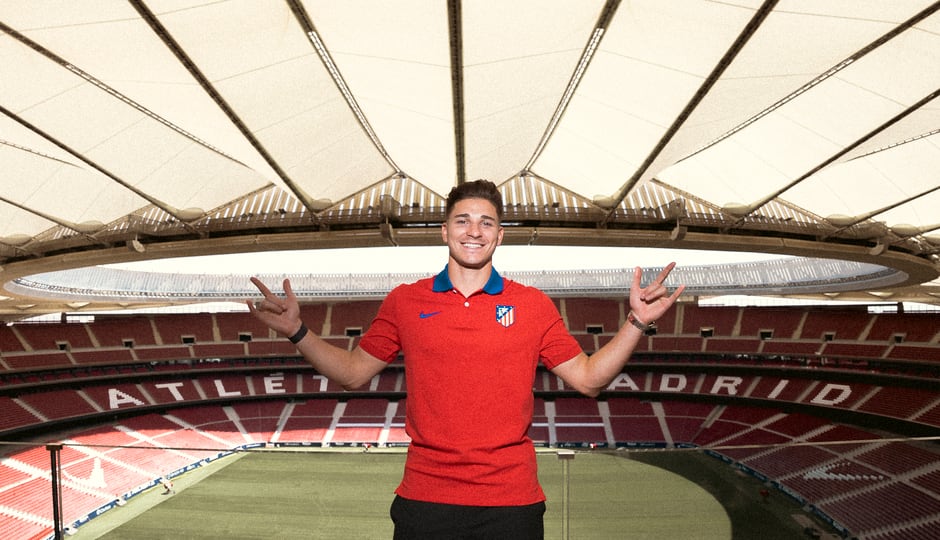 Julián Álvarez posando junto en su nuevo estadio