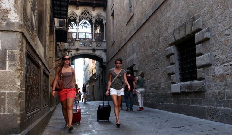 Dos turistas en el centro de Barcelona