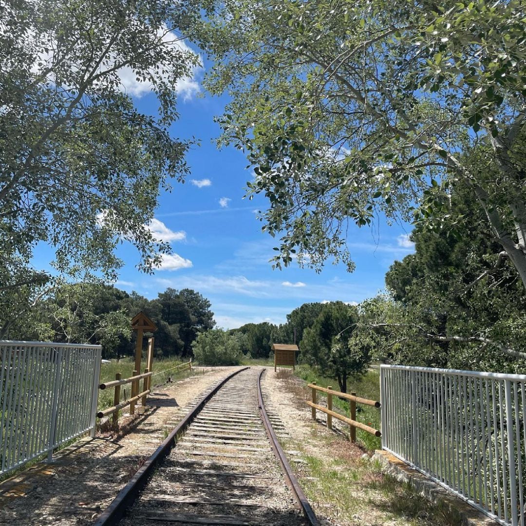 Imagen del rehabilitado corredor ferroviario peatonal de Peñafiel.