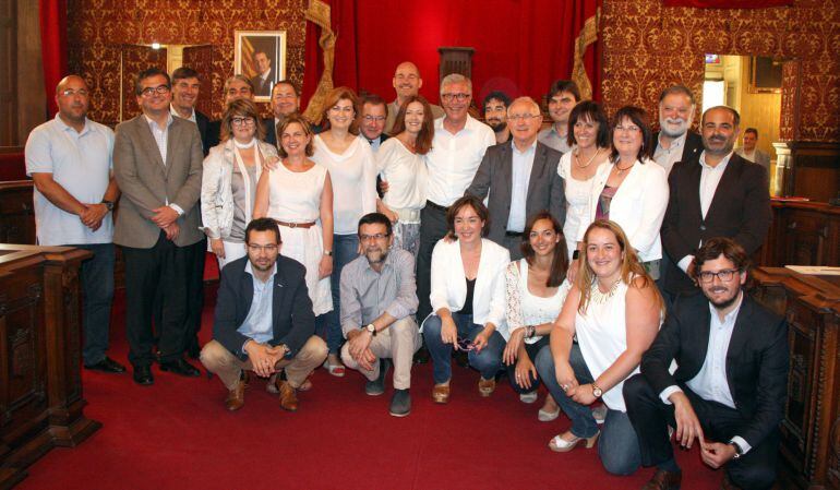 Fotografia de família de l'alcalde i els regidors de l'Ajuntament de Tarragona.