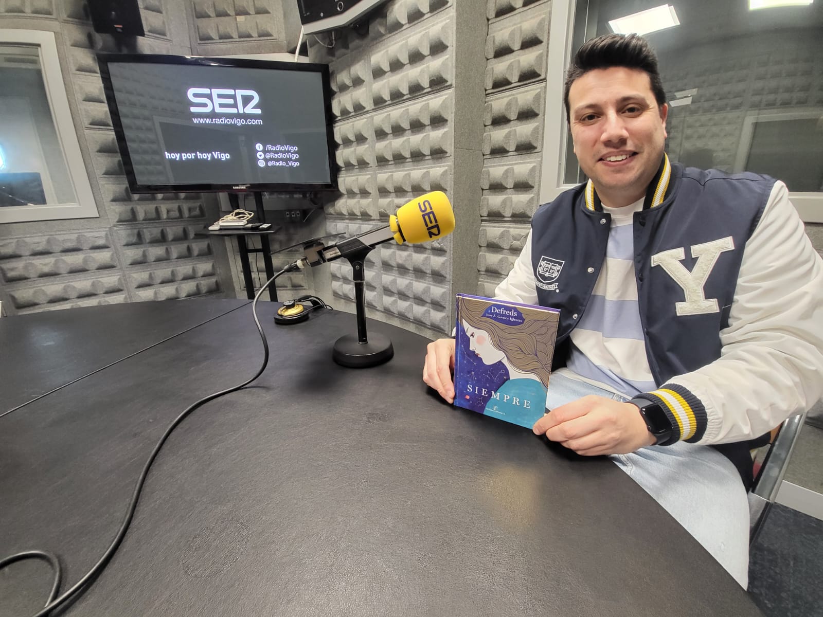 Defreds durante una entrevista en los estudios de Radio Vigo.