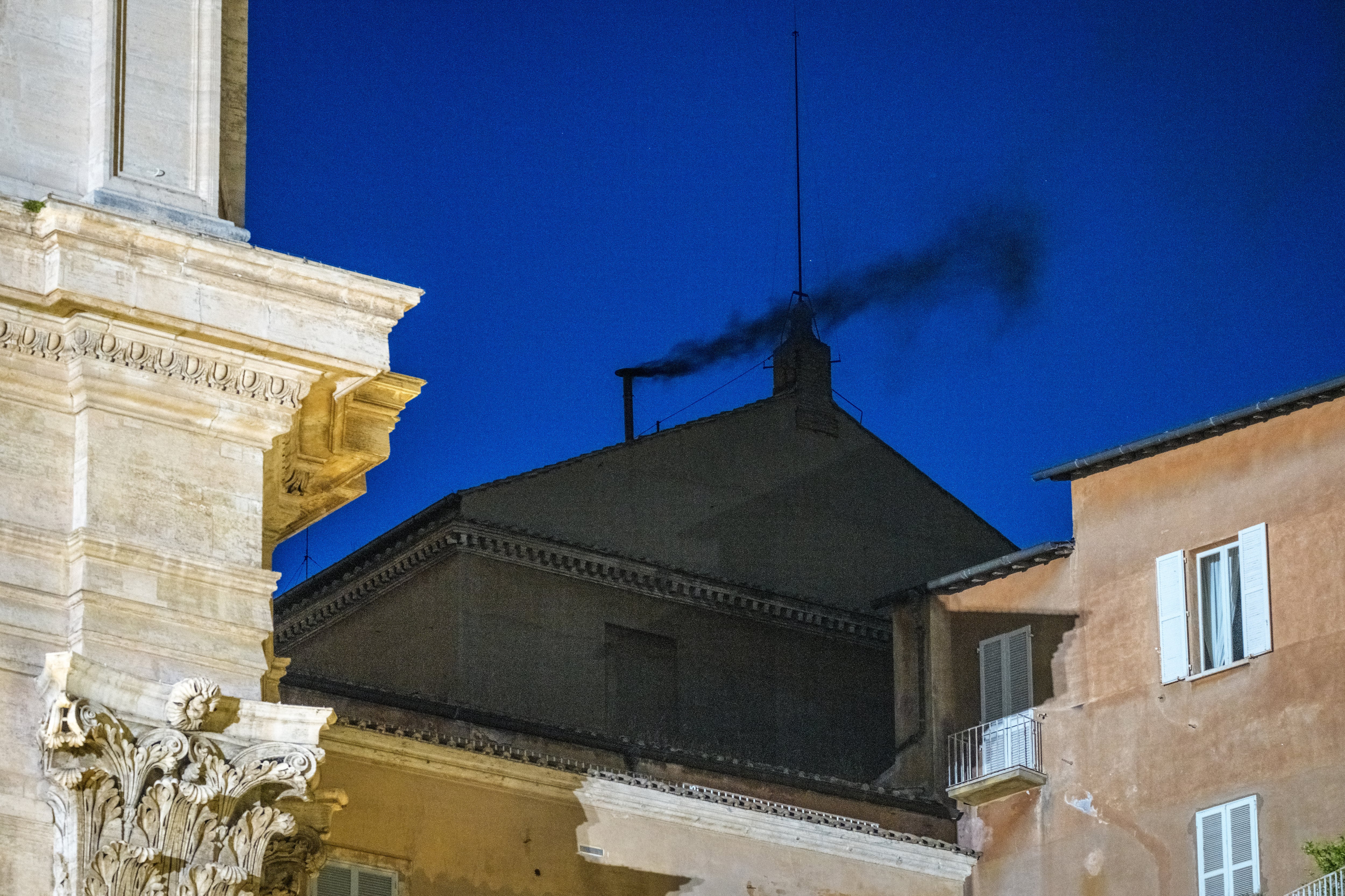 Humo negro saliendo de la chimenea de la Capilla Sixtina en San Pedro del Vaticano.
