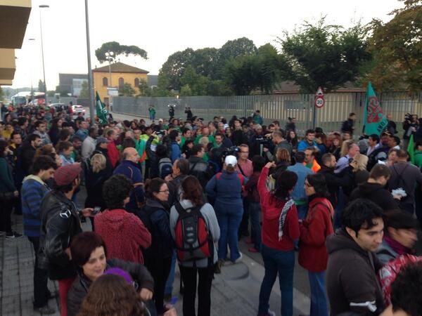 Un millar de activistas de toda España se han concentrado en el edificio ocupado por la PAH en Salt, Girona