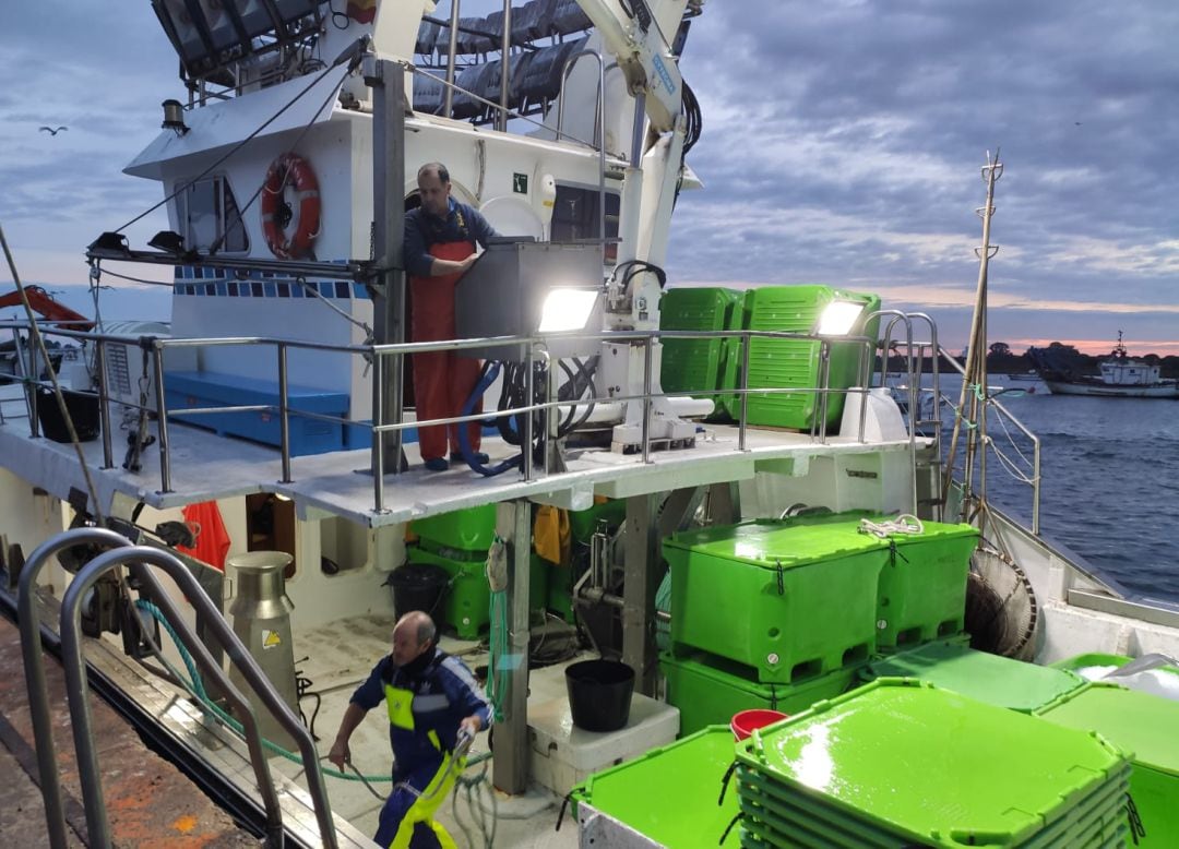 Embarcación del cerco en el puerto pesquero de Punta Umbría