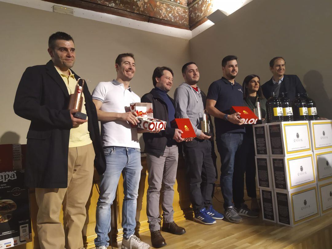 Los ganadores de la Feria de la Tapa junto a la concejala de Turismo