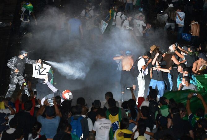 Manifestantes frente al Congreso brasileño, en la ciudad de Brasilia