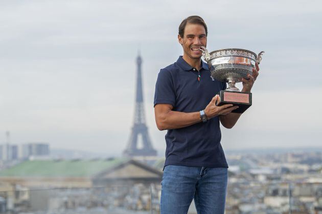 Rafa Nadal posa delante de la Torre Eiffel con un título de Roland Garros número 13