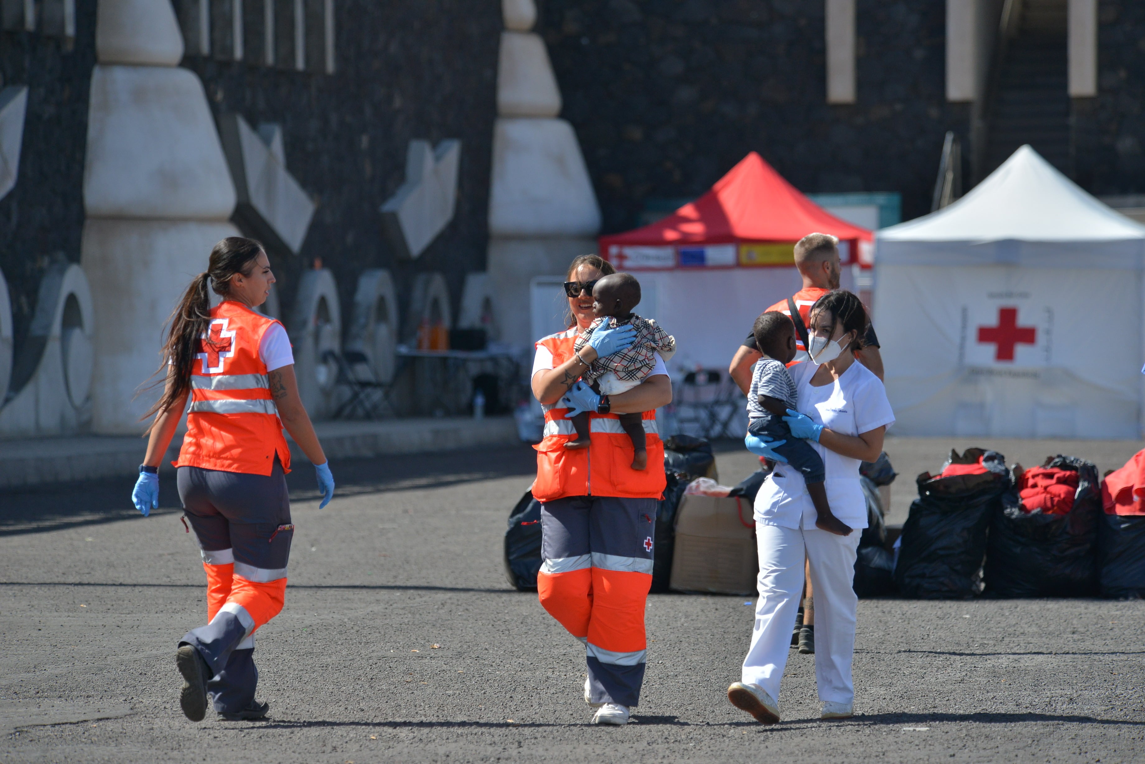 Cruz Roja atiende la llegada de migrantes en El Hierro. EFE/Gelmert Finol